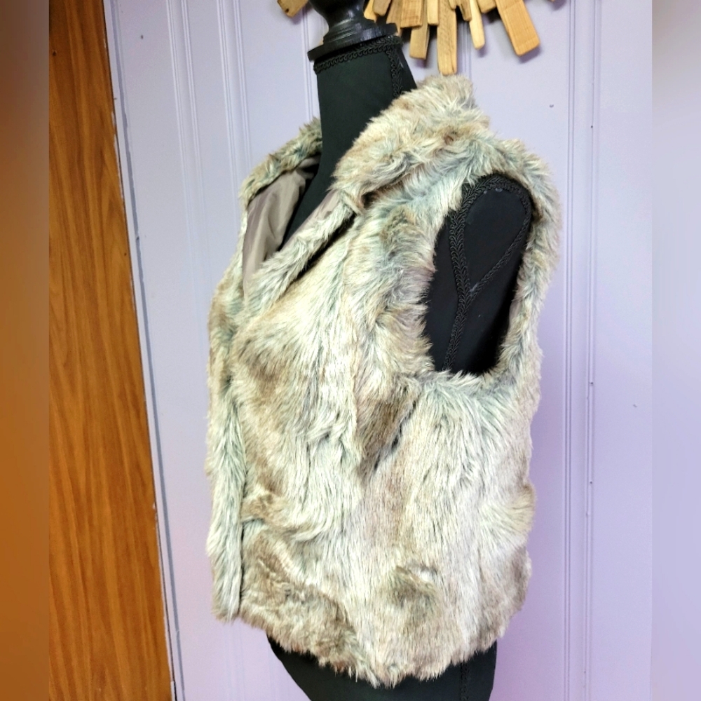 ELLE women size small faux fur vest